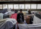 Afegãos são levados para hotel após dias acampados no aeroporto de Guarulhos
