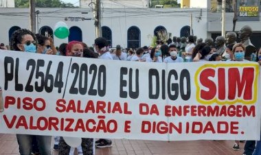 Enfermeiros estudam Greve após suspensão do piso salarial