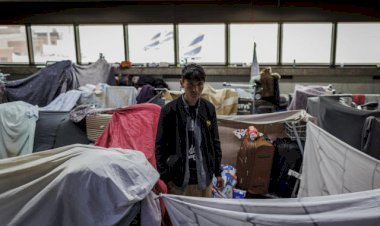 Afegãos são levados para hotel após dias acampados no aeroporto de Guarulhos
