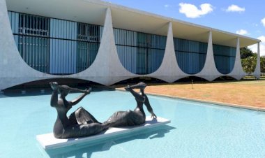 Sigilos de cem anos não são estabelecidos por decreto, mas por lei, e podem ser revogados